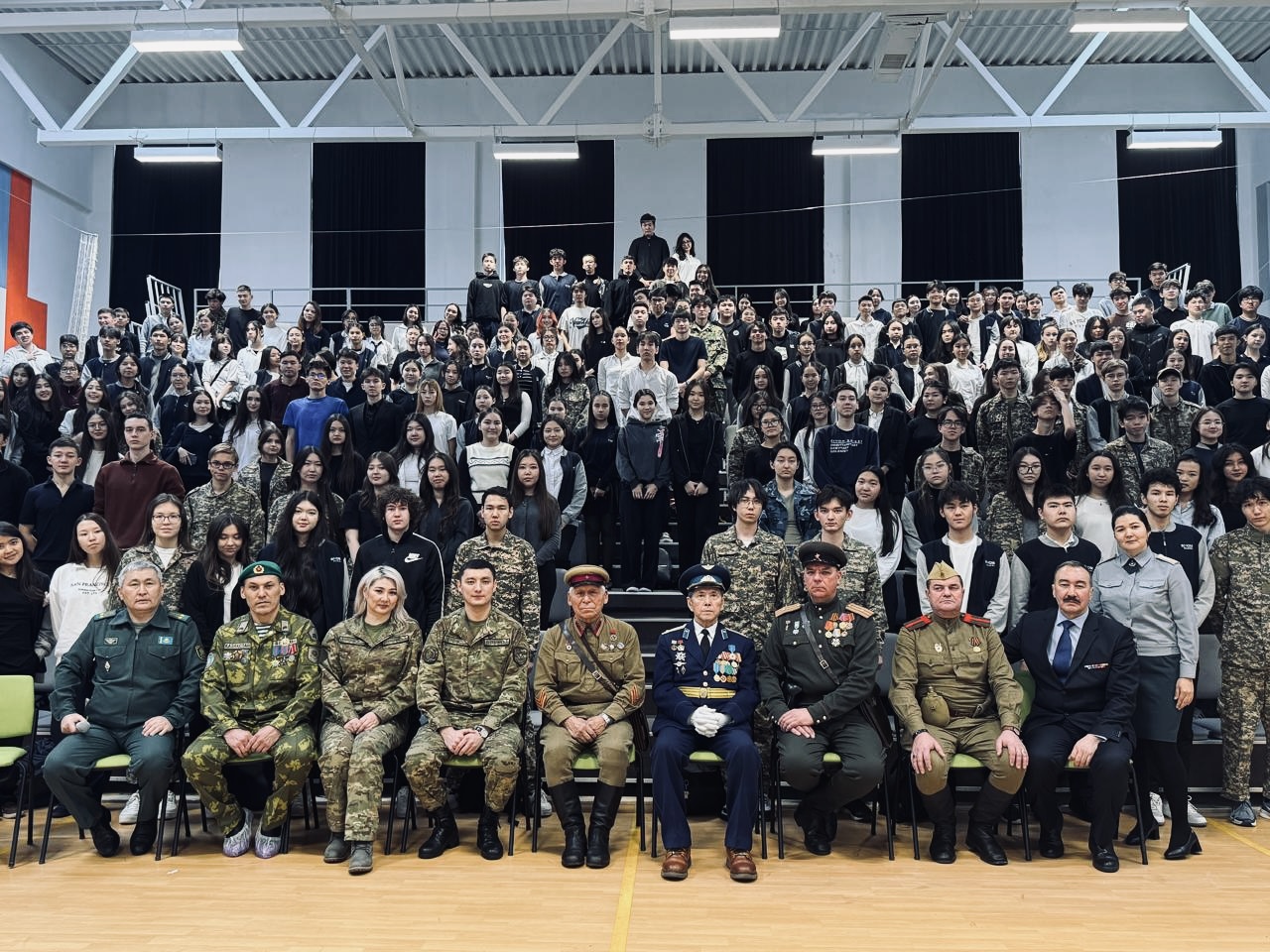 Поисковики и специалисты военного музея рассказали школьникам Астаны о героях-казахстанцах