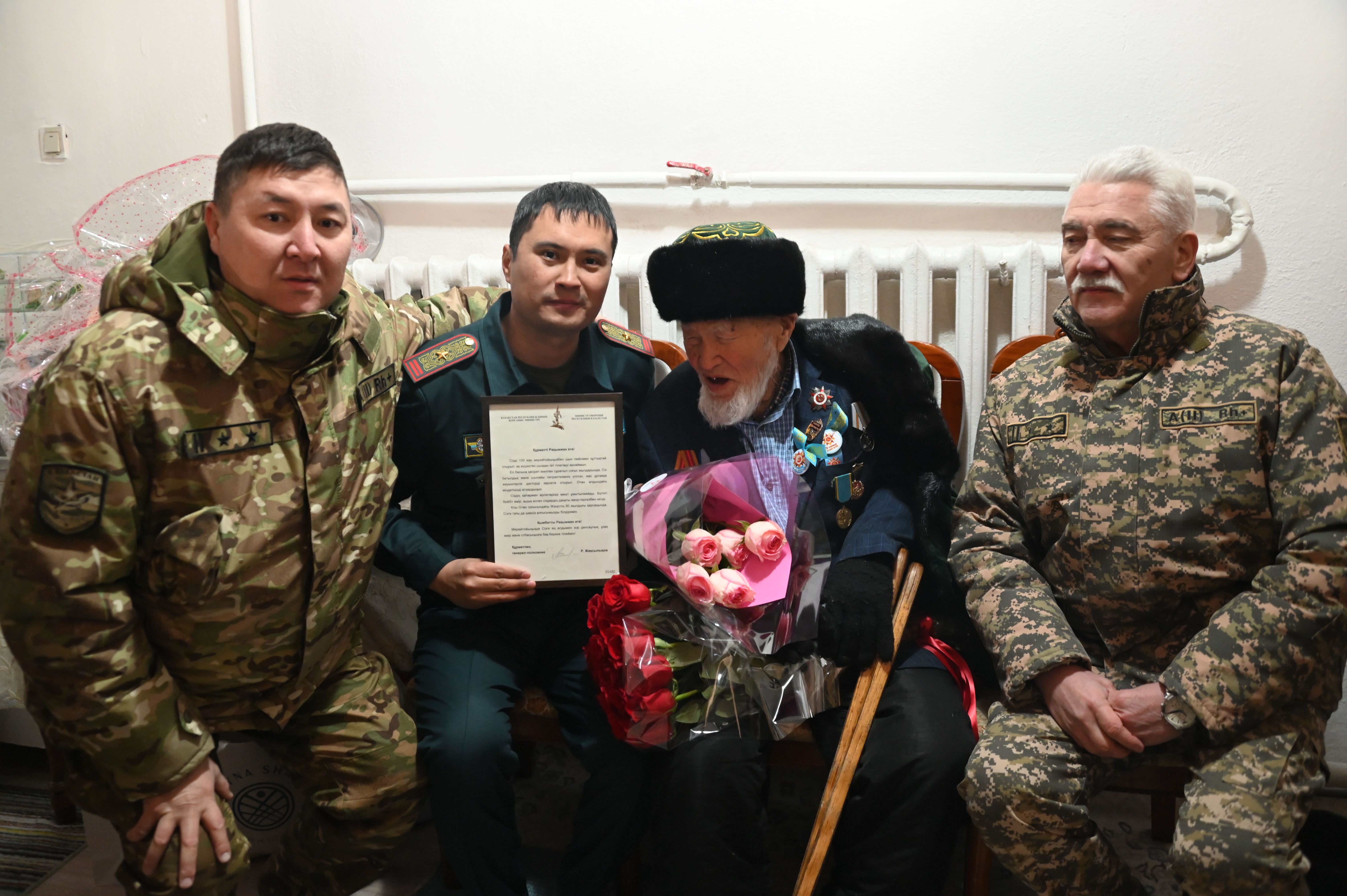 Военнослужащие поздравили с вековым юбилеем фронтовика Рахымжана Мамралиева