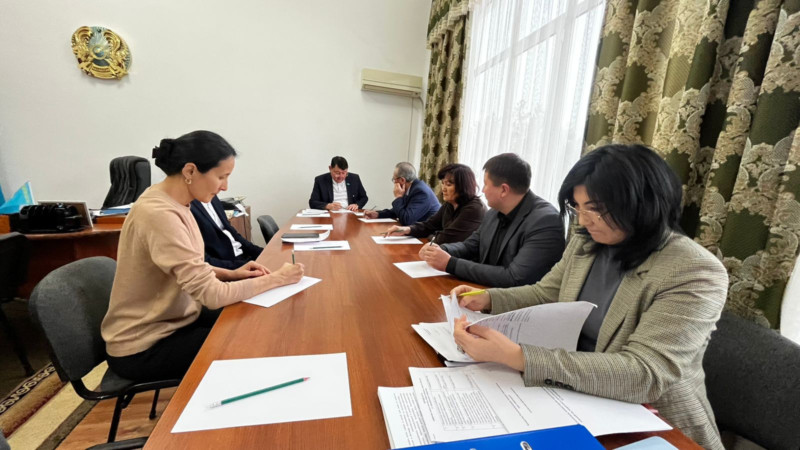 Мемлекеттік қызметшінің адамдарды қабылдаудағы бейнесі, ең алдымен, тәртіппен, жауапкершілікпен және адалдықпен байланысты.