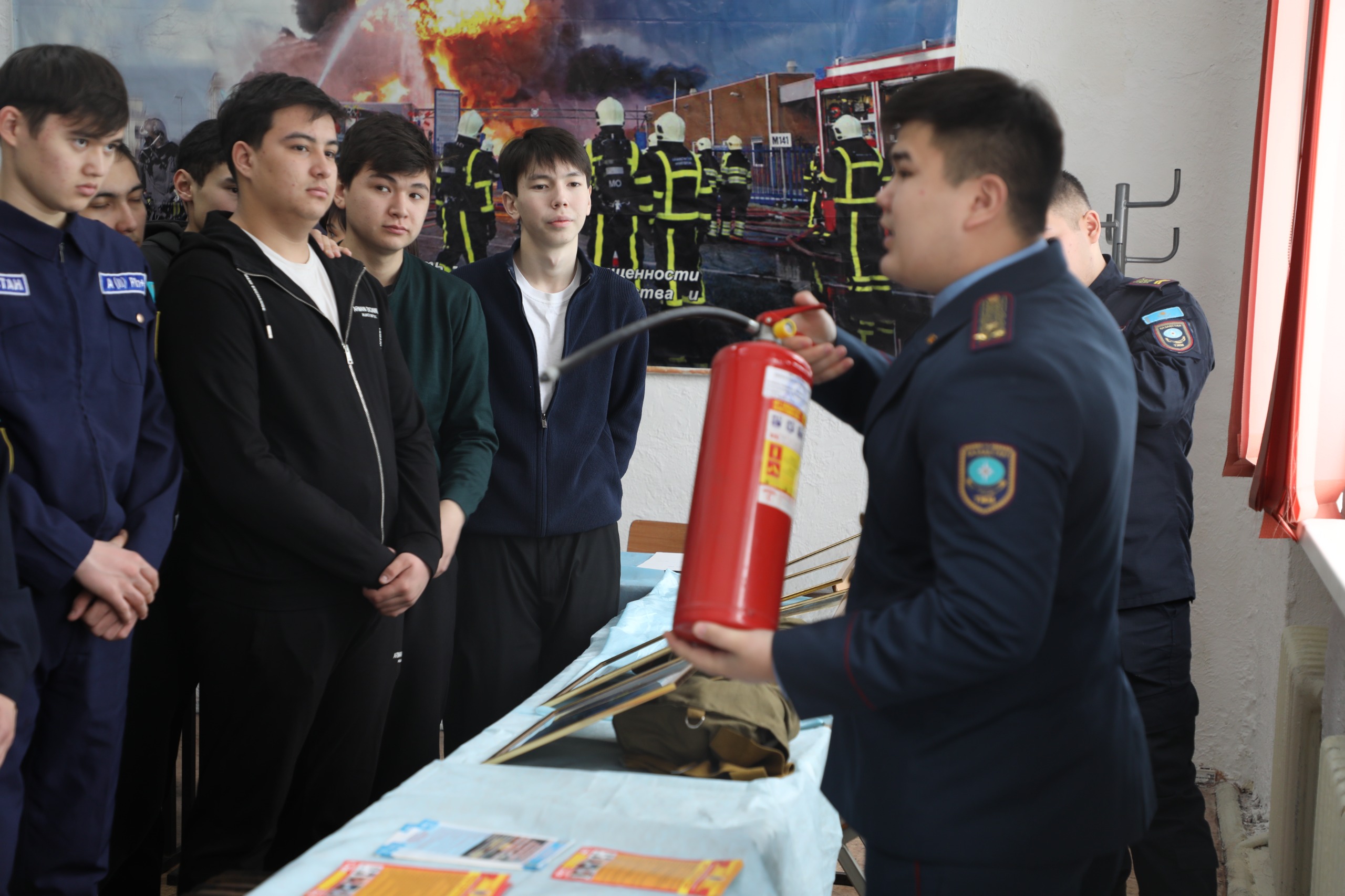 Қауіпсіздік негіздерін ерте жастан үйрету: ТЖМ құтқарушылары балаларға арналған сабақтар өткізуде