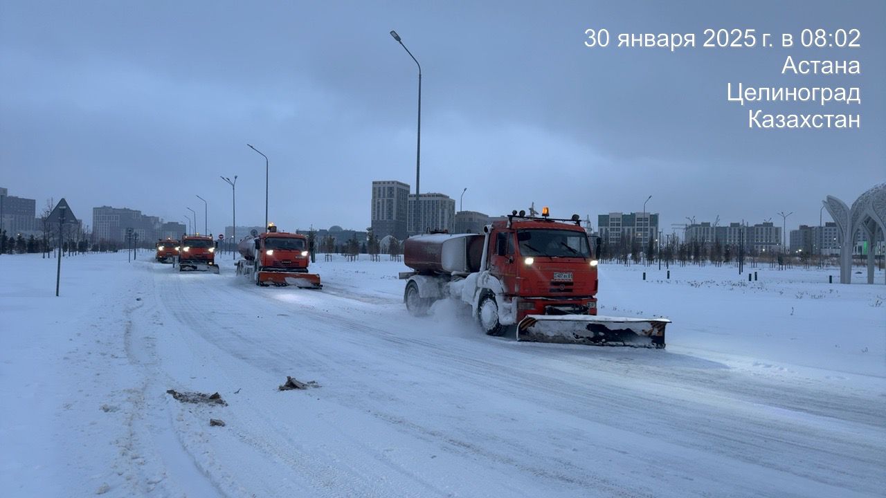 Почти 54 тысячи кубометров снега вывезли за одну ночь из Астаны