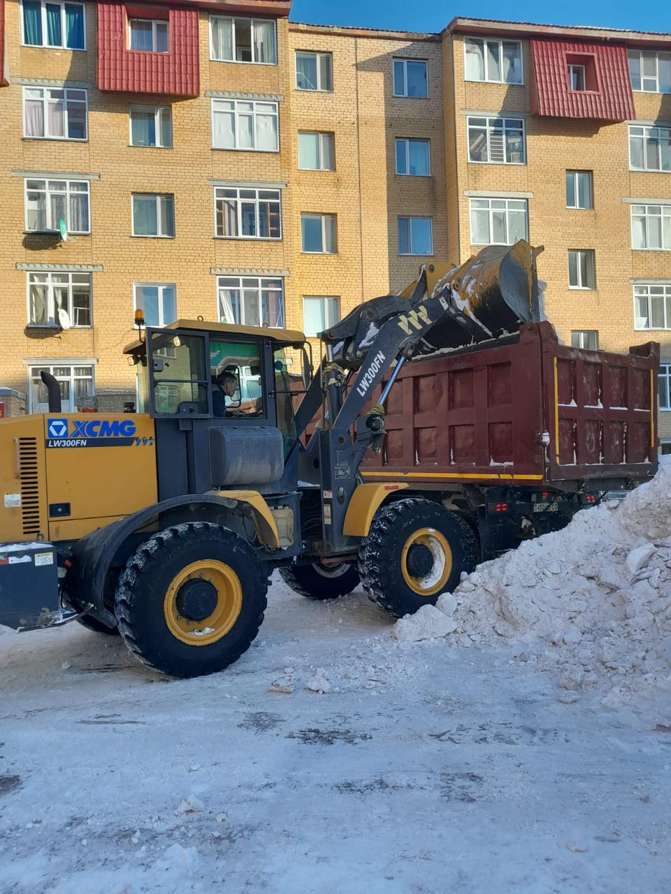 Қосшы қаласында бір күнде 2000 текше метр қар шығарылды