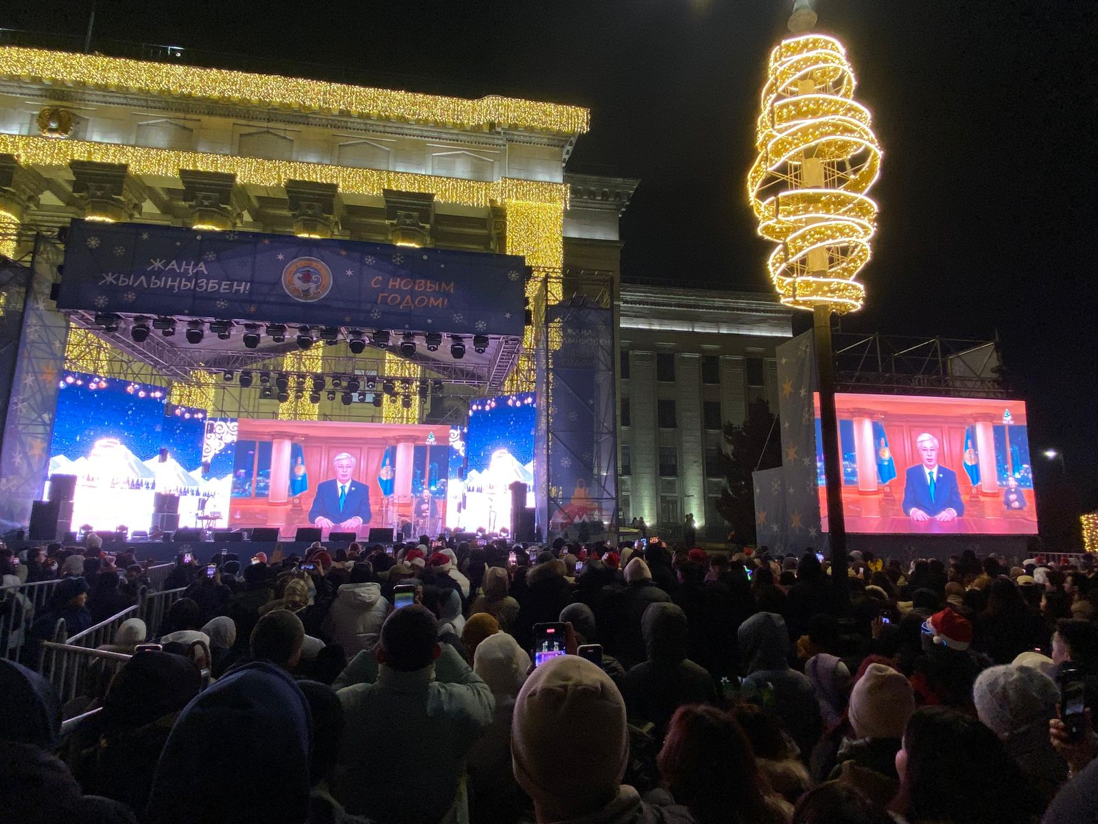 Алматыда жаңа жылдық отшашу мен мерекелік концерт өтті