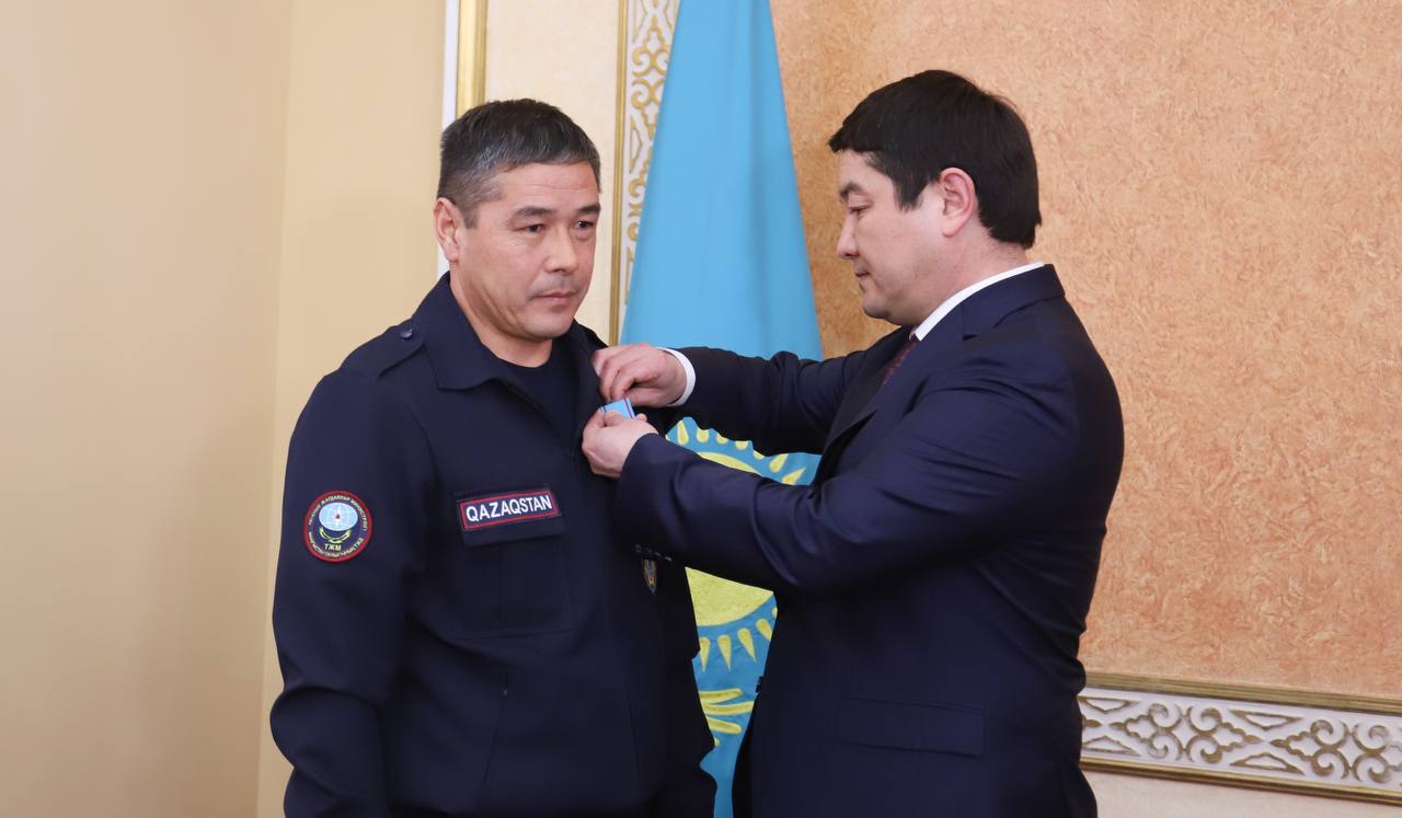 Мангистаусцам оказавшим помощь во время авиакатастрофы вручили государственные награды