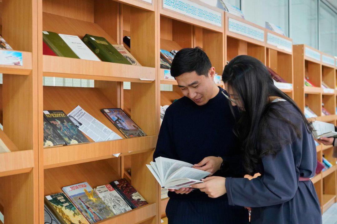 В Алматы открылась книжная выставка, посвященная 110-летию Ильяса Есенберлина