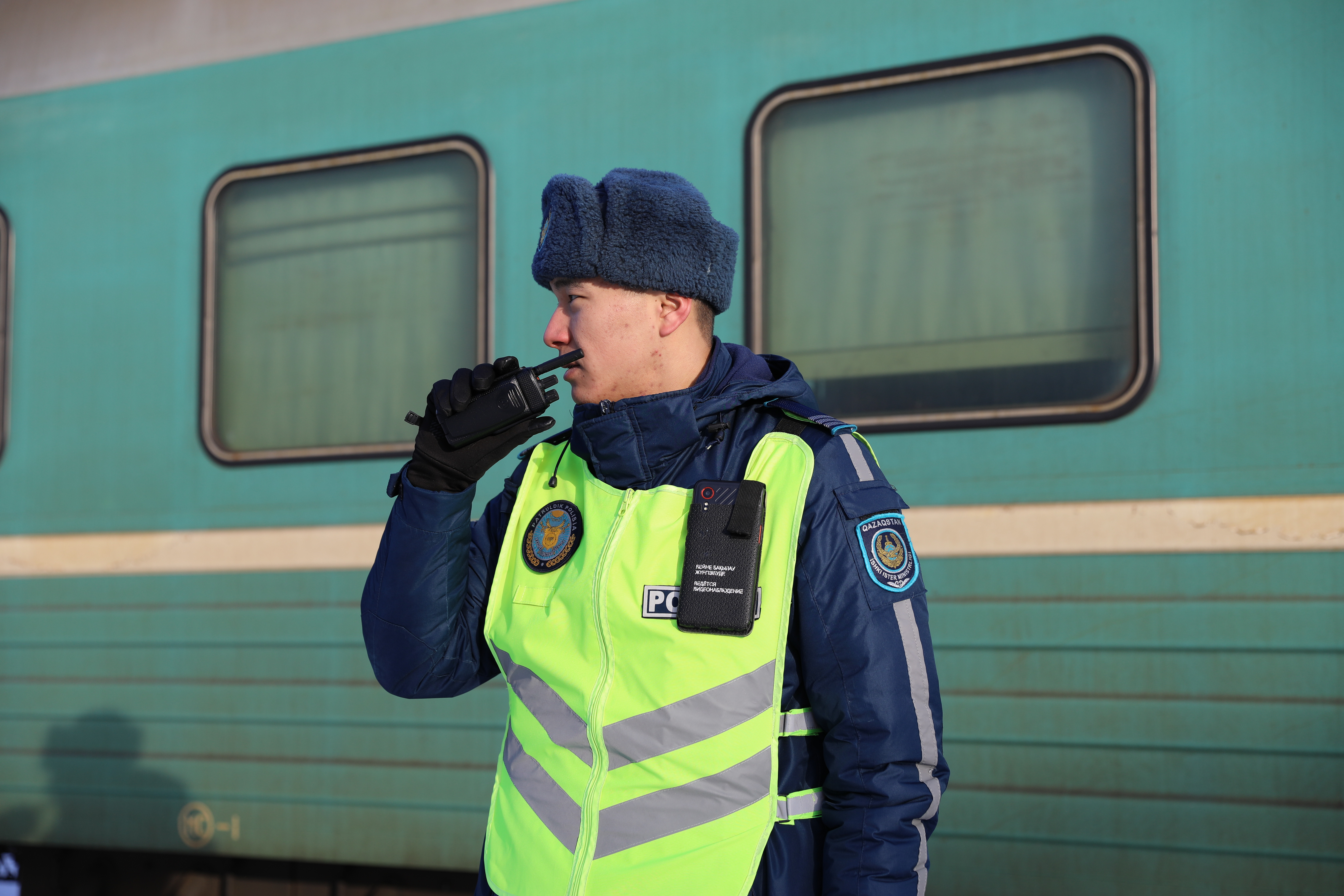Нетрезвый пассажир поезда разбил дверное стекло тамбура и был оштрафован на 300 тысяч тенге