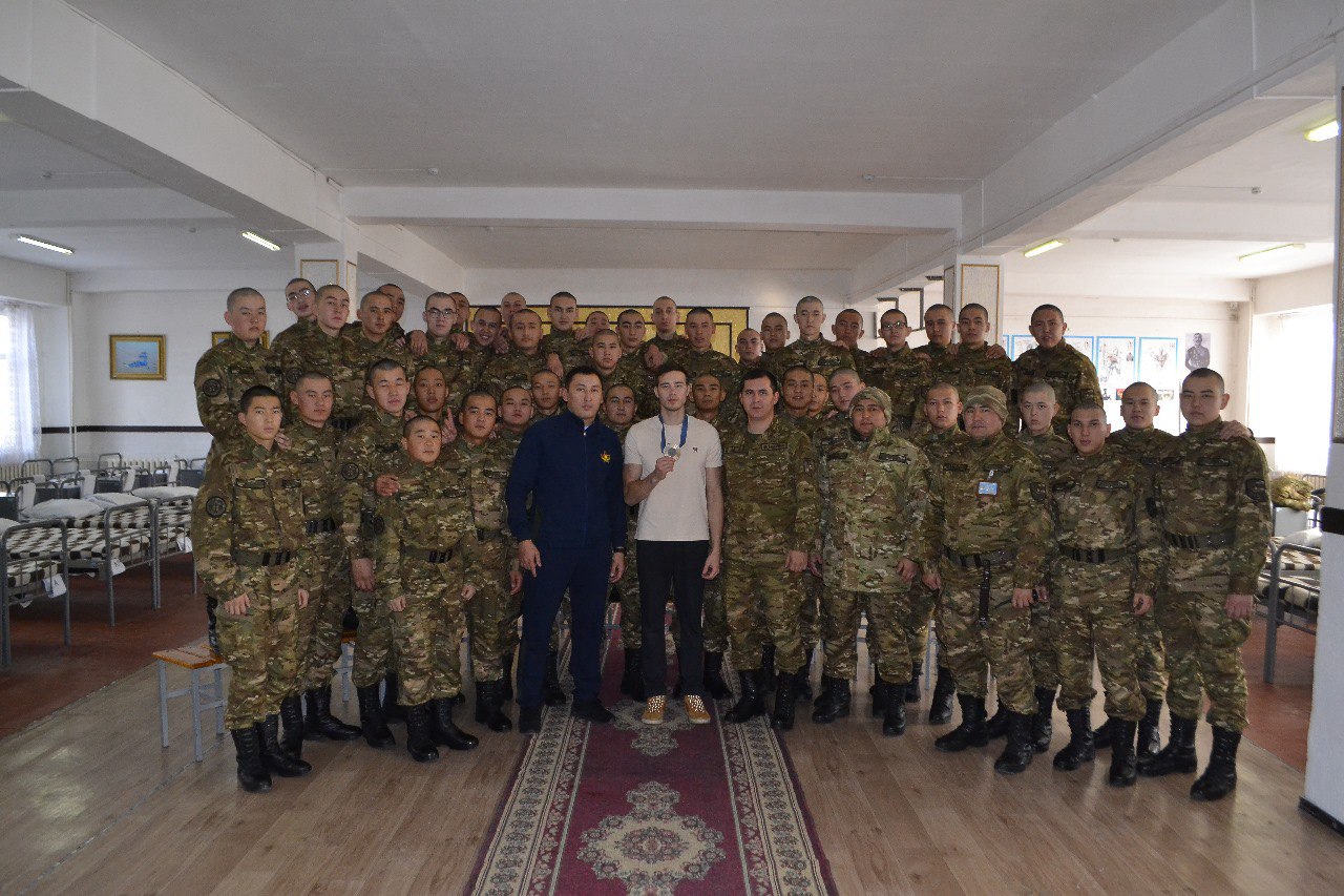 Олимпиаданың күміс жүлдегері Нариман Құрбанов Қарулы күштердің әскери қызметшілеріне шеберлік сабағын өткізді