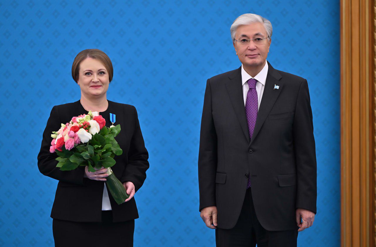 В ходе церемонии Касым-Жомарт Токаев вручил ряду педагогов государственные награды за значительный вклад в сферу образования и особые заслуги перед Республикой Казахстан