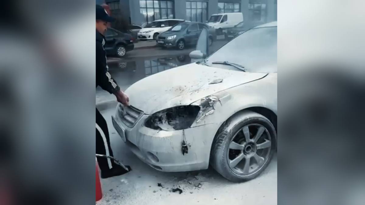 В Астане полицейские потушили горящий автомобиль