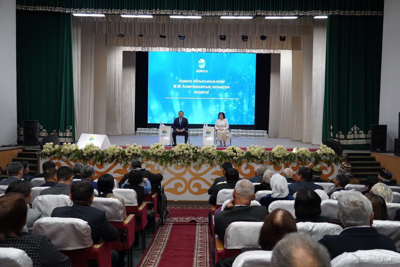 Марат Ахметжанов Атбасар ауданы тұрғындарымен орақ науқанының қорытындысын және өңірдің даму мәселелерін талқылады