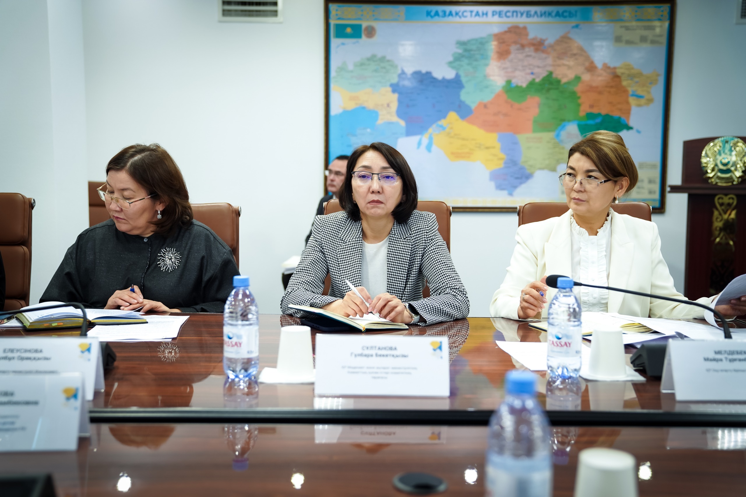 Министр азаматтық қоғам өкілдерімен кездесуде ашық диалогты қолдайтынын айтты