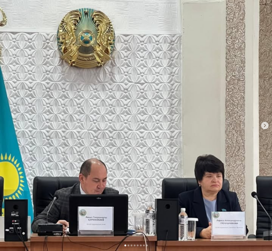 Провел аппаратное совещание, на котором были рассмотрены актуальные вопросы социально-экономического развития района.