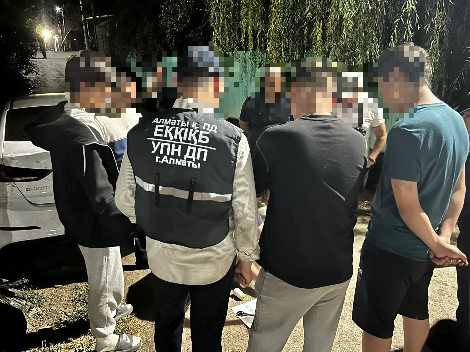 В Алматы полицейские задержали закладчика наркотиков