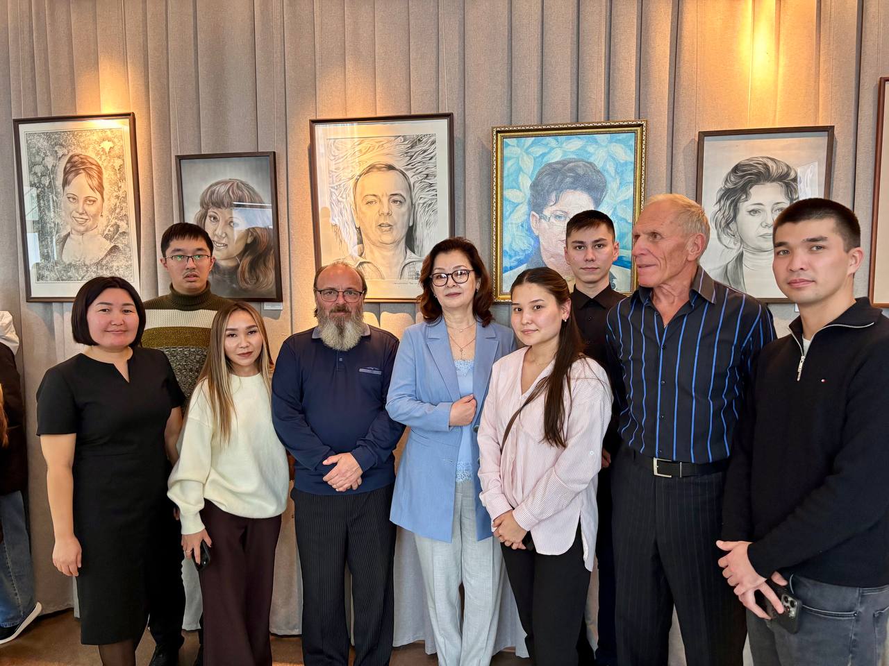 Әділет департаментінің қызметкерлері суретші Вадим Быковтың жеке көрмесіне барды