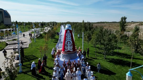 ТҮРКІСТАНДА ТІГІЛГЕН СӘУКЕЛЕ ҚАЗАҚСТАННЫҢ РЕКОРДТАР КІТАБЫНА ЕНДІ