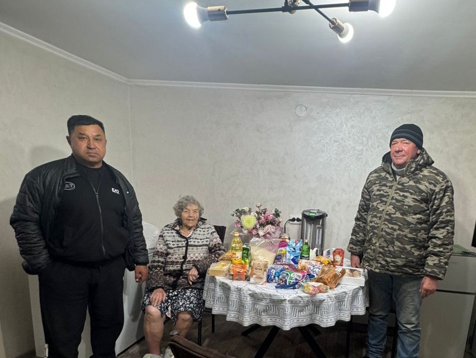 Сегодня, в честь Дня пожилых людей и дня рождения Вербецкой Раисы Петровны (ветерана труда, первоцелинницы) ФХ «Шок-Карагай», руководитель Бейсенбин Б.А., поздравил и вручил продуктовый пакет с пожеланиями здоровья и долголетия.