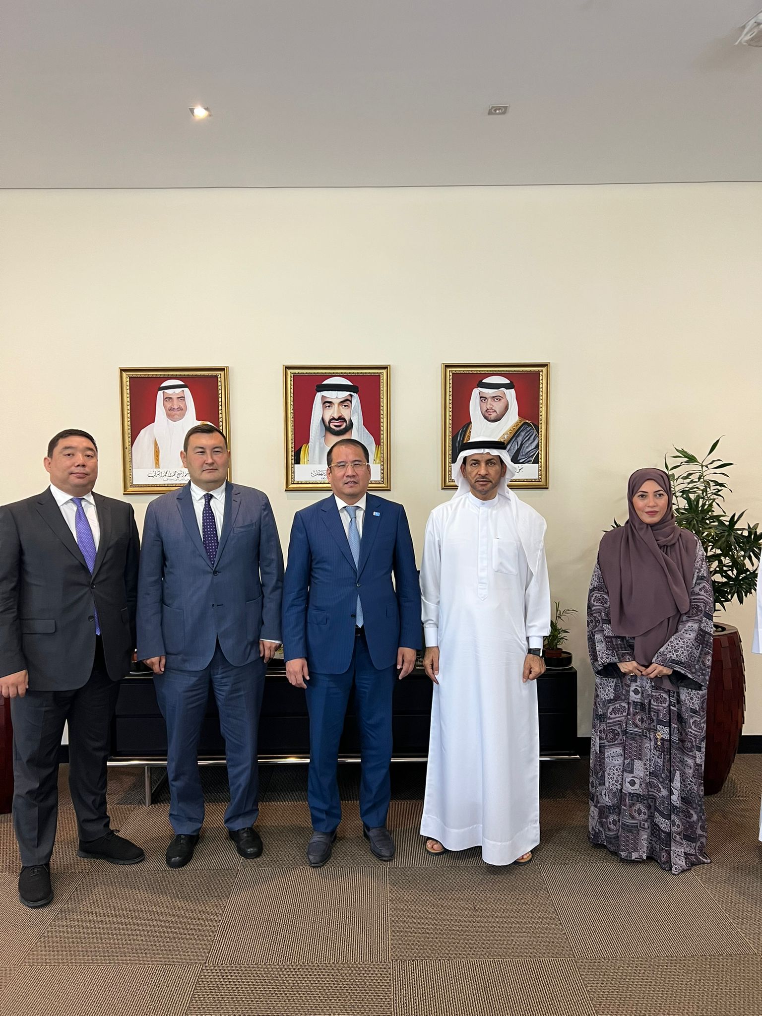 On October 14 of this year, a meeting was held with H.E. Sultan Al Hindassi, Director General of the Fujairah Chamber of Commerce and Industry.