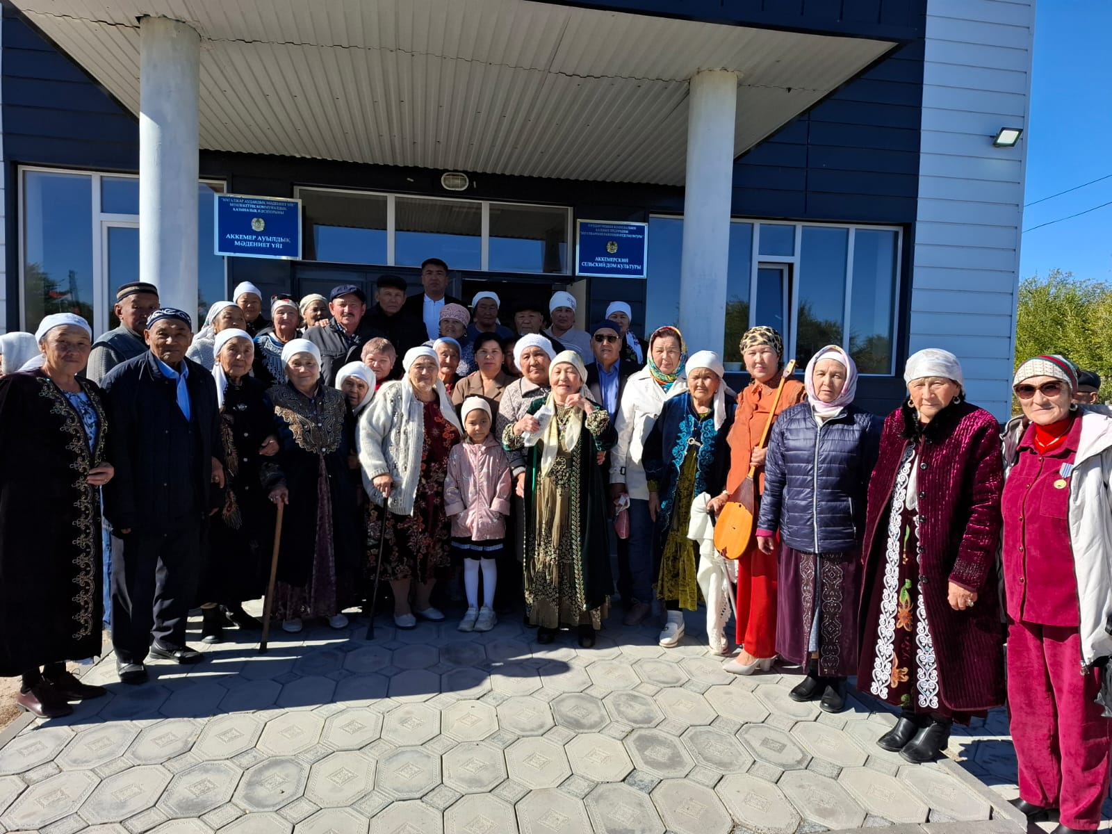 1 қазан – Халықаралық қарттар күніне орай Ақкемер ауылдық мәдениет үйінде "Қария – ақылы теңіз, дария" атты тағылымды да мерекелік шара ұйымдастырылды. Іс-шара аясында ауыл ақсақалдары мен ардагерлеріне құрмет көрсетіліп, салтанатты концерттік бағдарлама ұсынылып, дастарқан жайылды. Үлкендерімізді құттықтап ауылымыздың әкімі Қужаньязов Дамир Маликұлы ақ тілегін жаудырды. Аталған шараға демеушілік көрсеткен "Вест Моторс Сервис" ЖШС-нің бас директорының орынбасары Қарағұлов Руслан Болашевичке алғысымызды айтамыз.