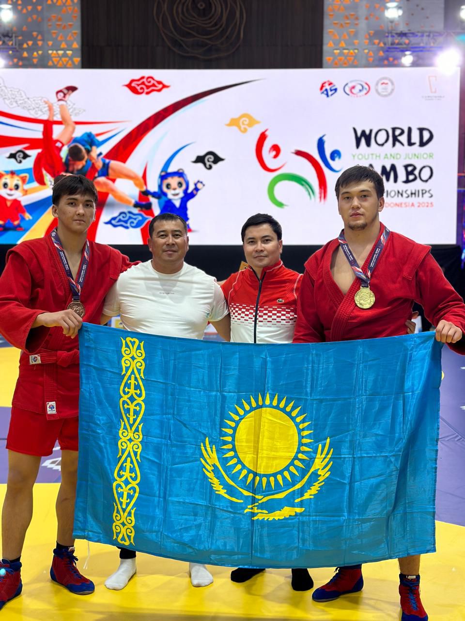 На проходившем в Индонезии чемпионате мира по спортивному и боевому самбо среди молодежи казахстанские спортсмены показали отличные результаты.