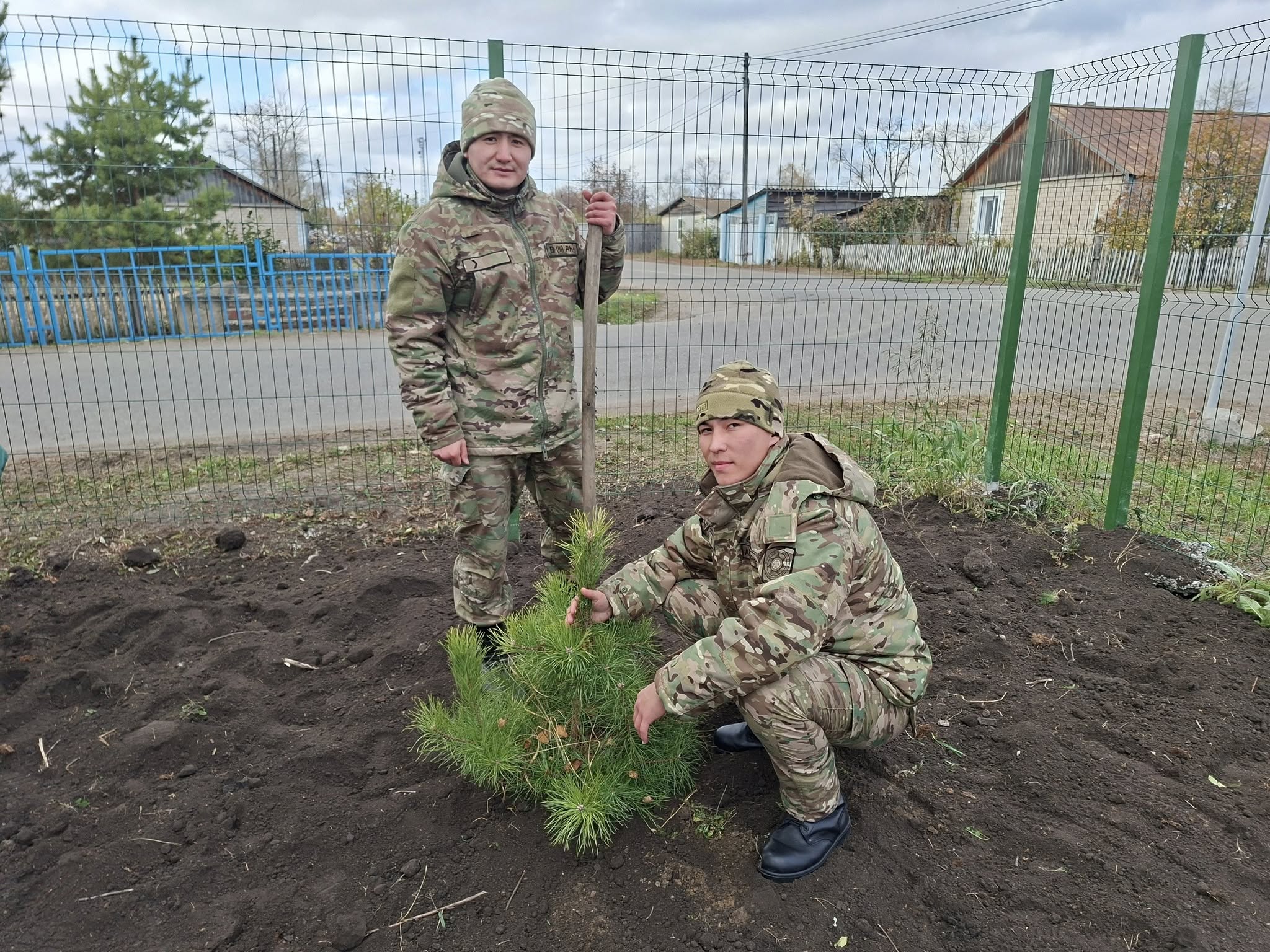 🌿⚜️Сегодня, 11 октября 2025 года, в рамках Республиканской экологической акции «Таза Қазақстан» на территории Налобинского сельского округа прошла акция по посадке деревьев. В мероприятии приняли активное участие представители пограничного отделения «Талсай», Фельдшерско - акушерского пункта, Совета ветеранов, Налобинская средняя школа, а также сотрудники акимата Налобинского сельского округа. В ходе акции были высажены саженцы сосны, тем самым внесен вклад в озеленение и благоустройство родного края. Благодарим всех участников за активную гражданскую позицию и неравнодушие к вопросам экологии!
