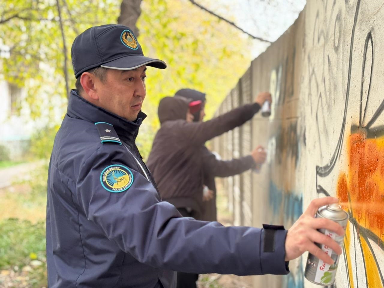 Полицейские Северного отдела полиции совместно с волонтерами вооружившись баллончиками с краской, закрасили граффити с рекламой наркотиков