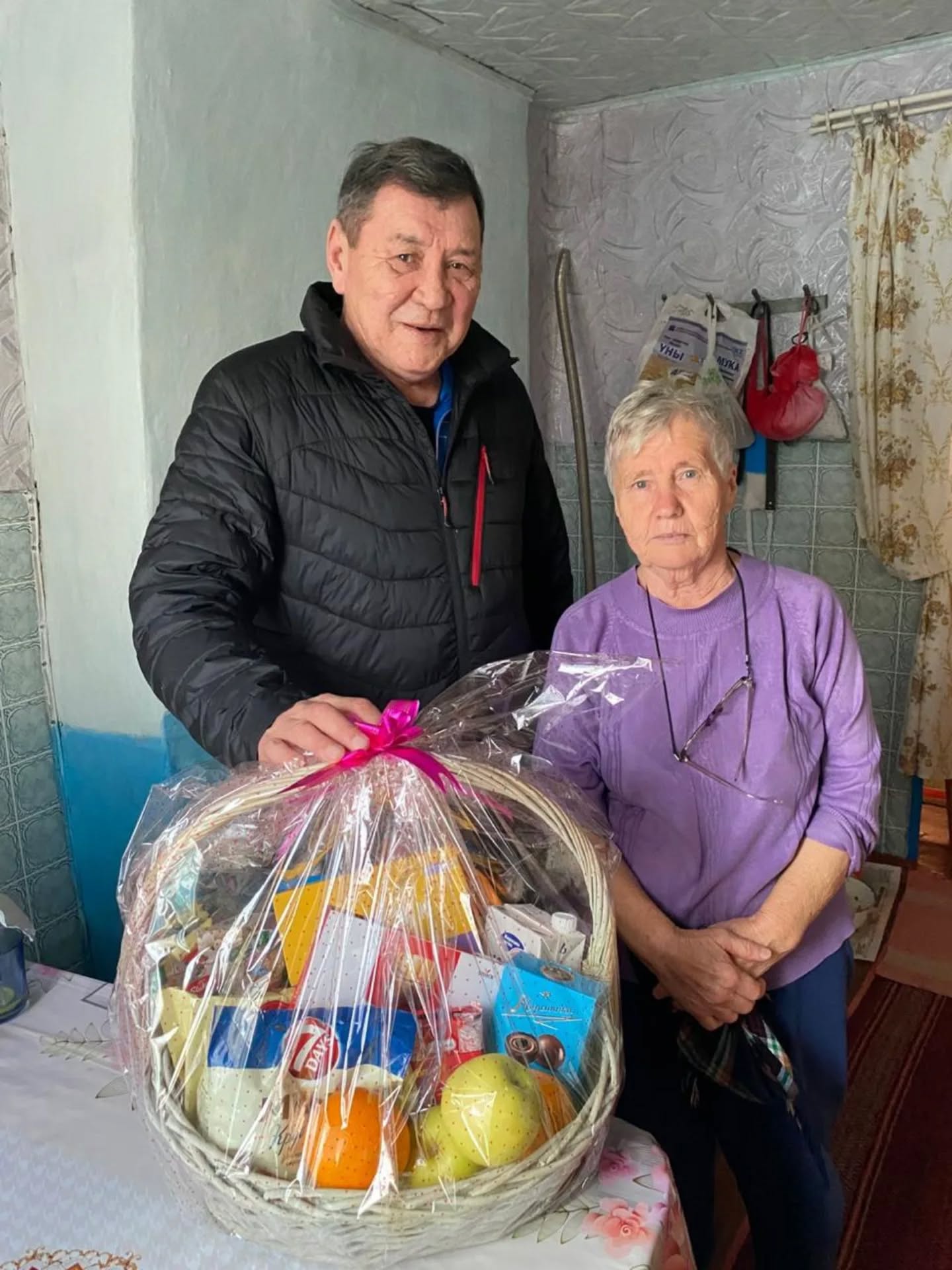 Аудандық мәслихат депутаты Бимурзин Ерғали Байдрахманұлы мемлекеттік қызмет ардагері Анна Антоновна Щербаневаны Қарттар күнімен құттықтады.