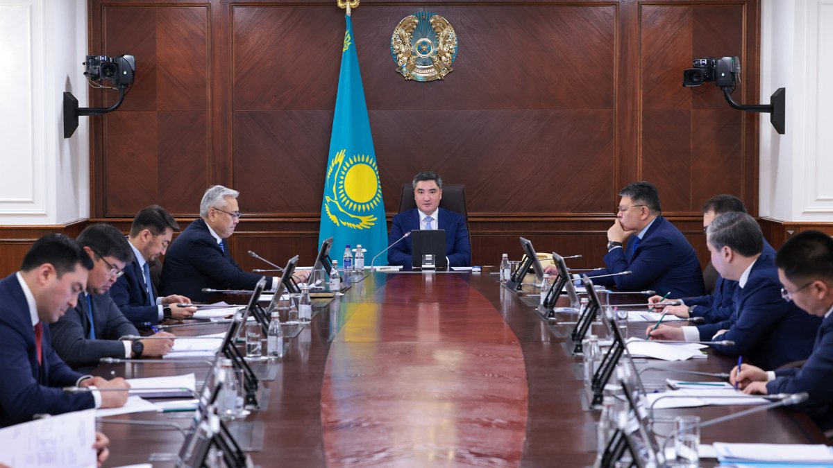 Премьер-министр экономиканың негізгі салаларында өсу қарқынын арттыра түсу керектігін және халықтың табысын арттыру жөнінде шаралар қабылдауды тапсырды