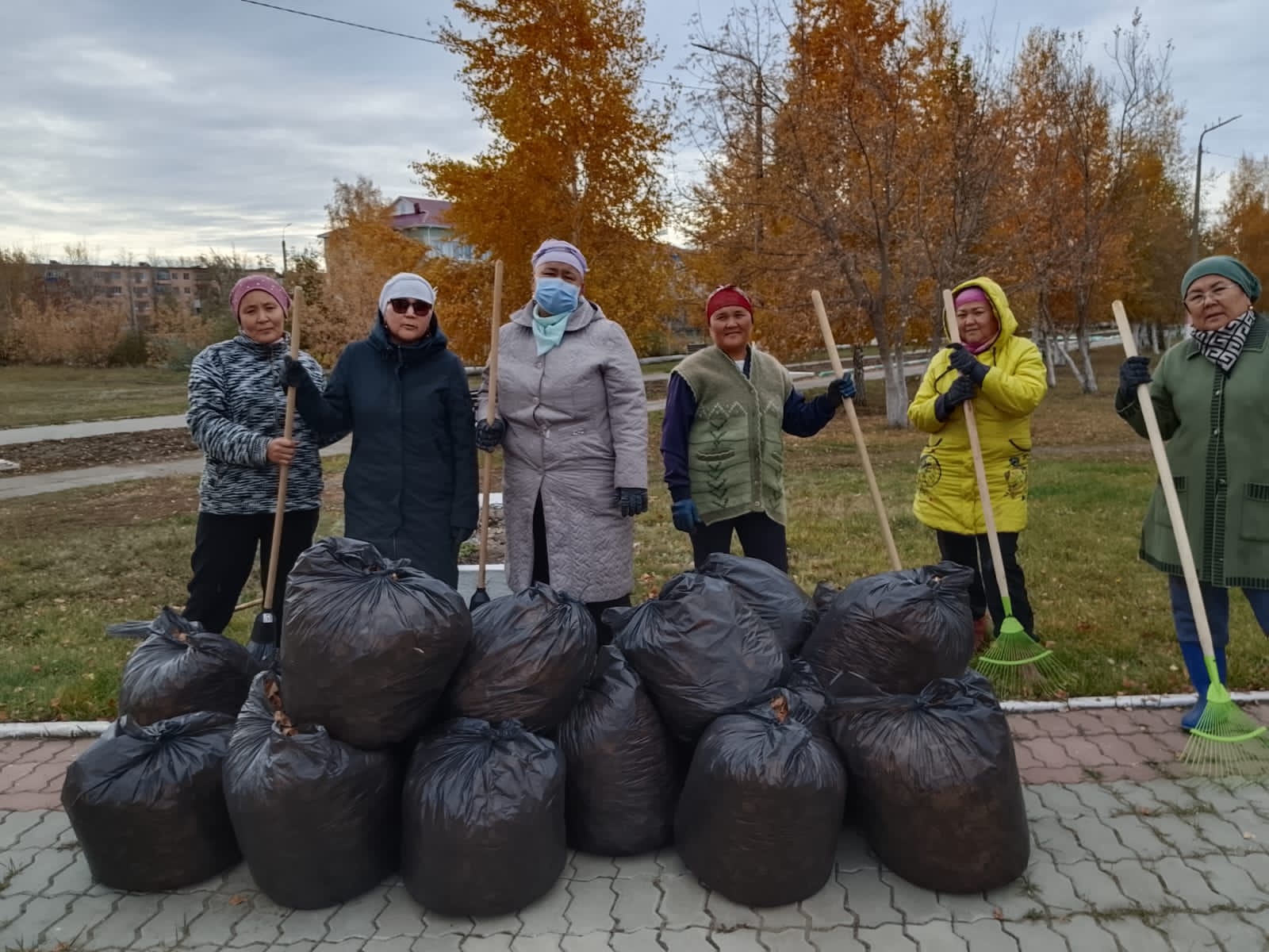 «Таза Қазақстан» экологиялық акциясы аясында Қашар кентінің ұйым қызметкерлері орталық аллеяны тазалауға шықты.