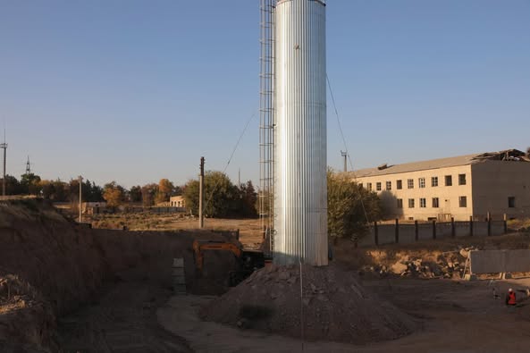 ТҮРКІСТАН: ЖІБЕК ЖОЛЫ ЕЛДІ МЕКЕНІНДЕ АУЫЗ СУ НЫСАНЫНЫҢ ҚҰРЫЛЫСЫ ҚАРҚЫНДЫ ЖҮРГІЗІЛУДЕ