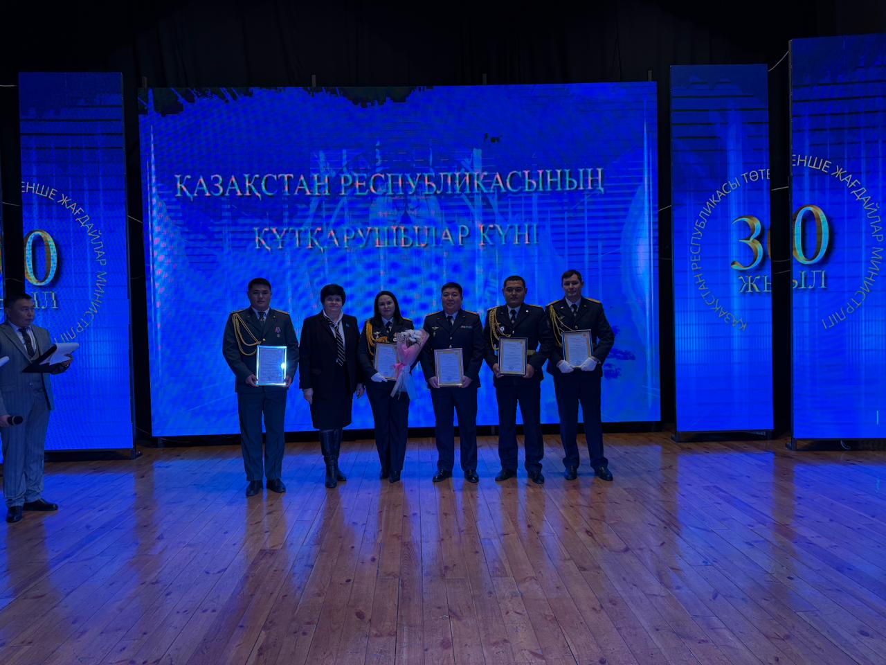 Алтай ауданы мәслихатының төрайымы Лариса Александровна Гречушникова Алтай ауданының құтқарушыларын кәсіби мерекелерімен құттықтап, олардың ерлігіне, жанқиярлығына және жоғары кәсіби шеберлігіне шынайы алғысын білдірді