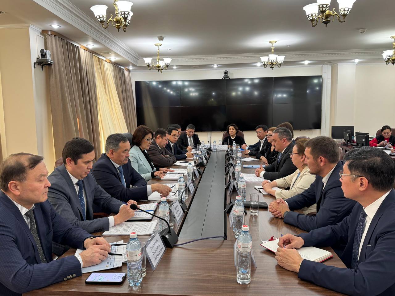 ДЕНСАУЛЫҚ САҚТАУ МИНИСТРЛІГІ: ҚАЗАҚСТАНДЫҚ ТАУАР ӨНДІРУШІЛЕР ФАРМАЦЕВТИКА САЛАСЫН ДАМЫТУ ҮШІН КҮШ БІРІКТІРУДЕ