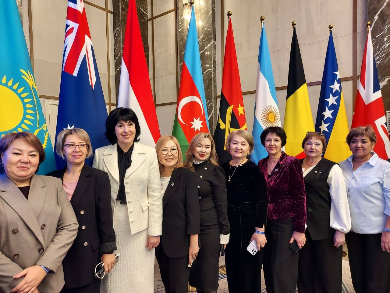 Қыз бассейнге жуынып жатыр (жасырын камера) Бір қыз қарт кісінің көтін жалайды