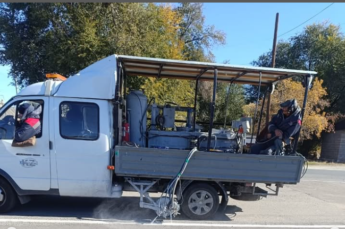 Үштөбе қаласында жаяу жүргіншілер жолақтары мен жолды бөлетін белгілерін кайта жаңарту жұмыстары жүргізілуде