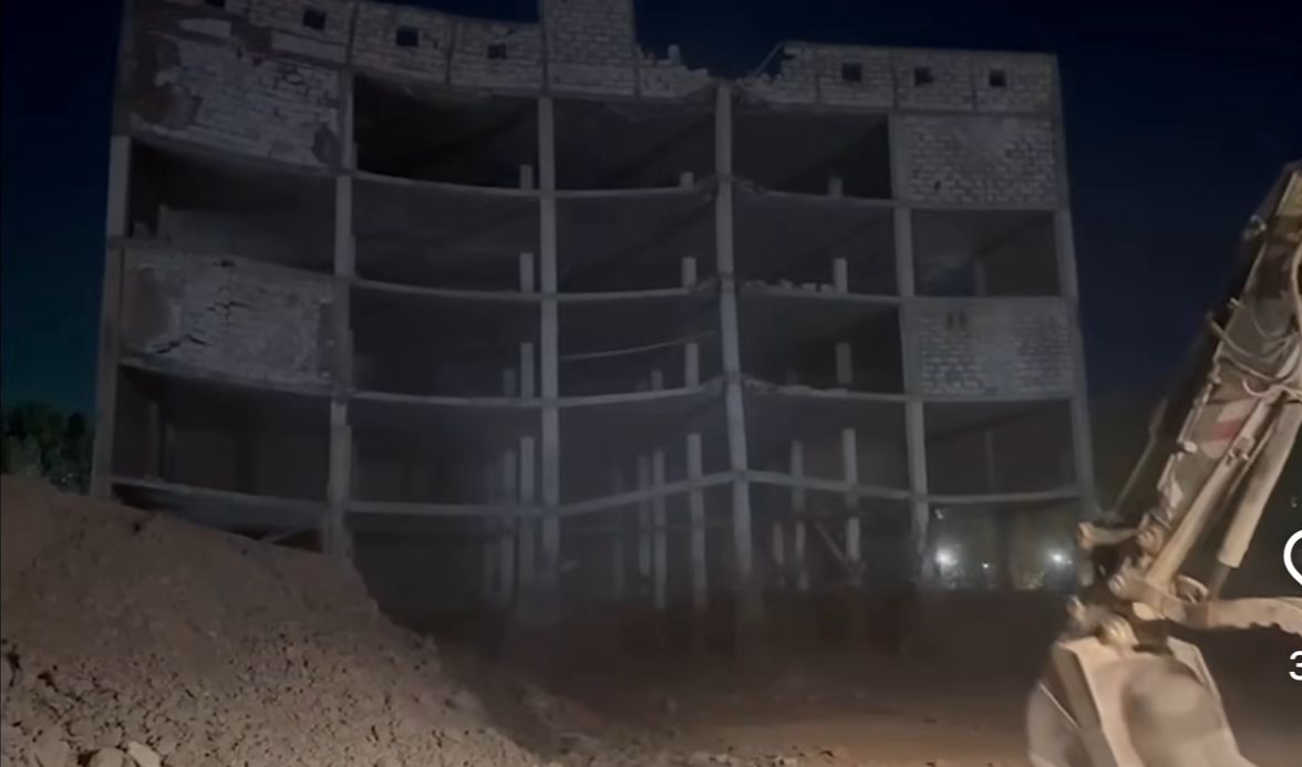 ЗАҢСЫЗ БЕРІЛГЕН ЖЕР ТЕЛІМІНЕ СОҒЫЛҒАН  БЕС ҚАБАТТЫ НЫСАН ТОЛЫҒЫМЕН БҰЗЫЛДЫ