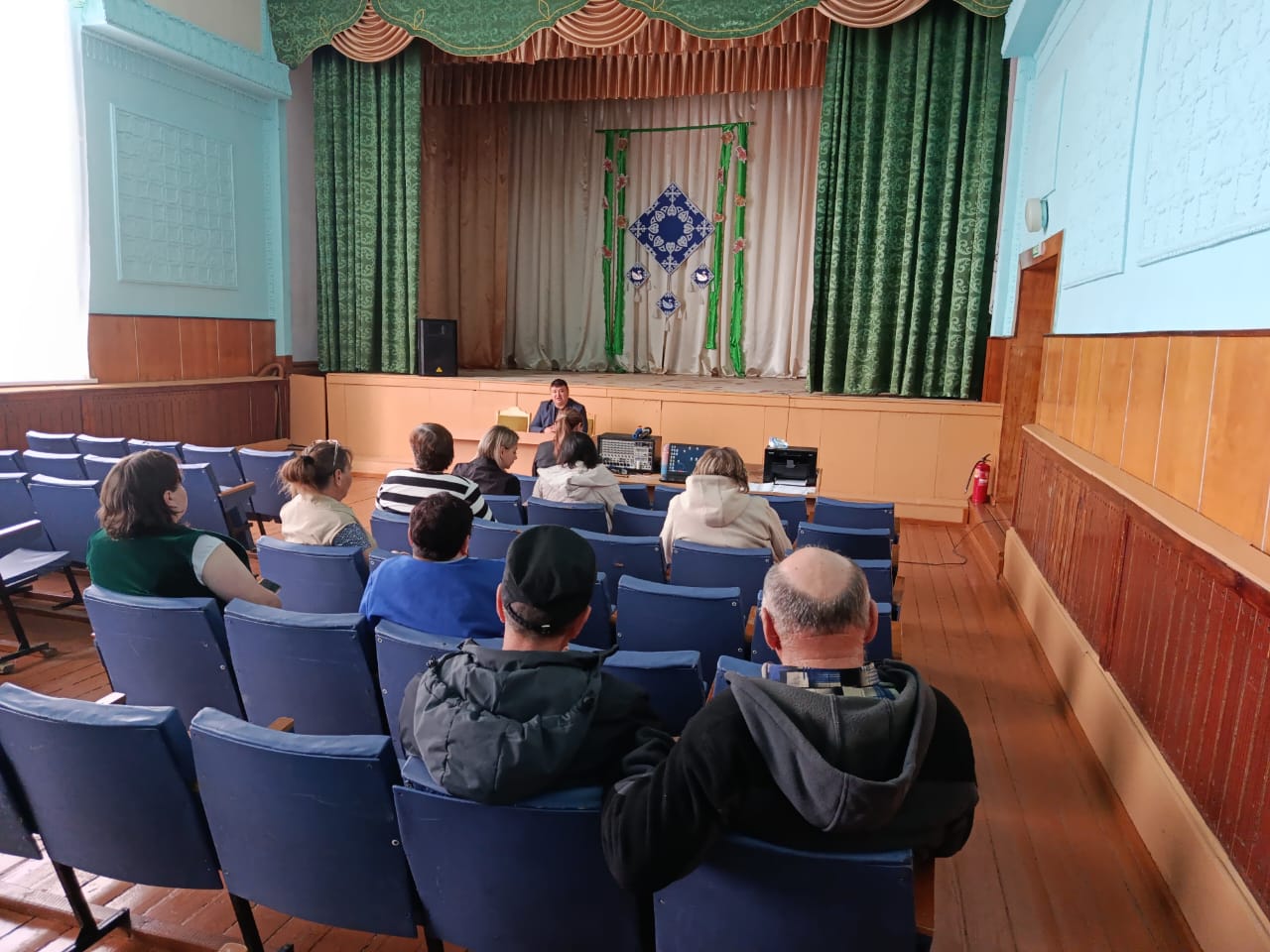 Белоглин ауылдық округінің әкімі Баймұханов Ж.Б.-ның 2025 жылдың 9 айындағы әлеуметтік-экономикалық даму қорытындылары және алдағы кезеңге қойылған міндеттері туралы есептік кездесуі