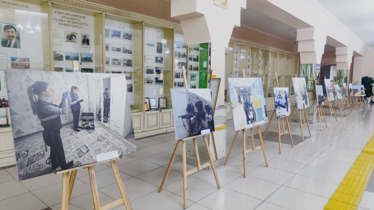 Атырауда полицейлер «Заң және тәртіп» тақырыбында фотокөрме өткізді