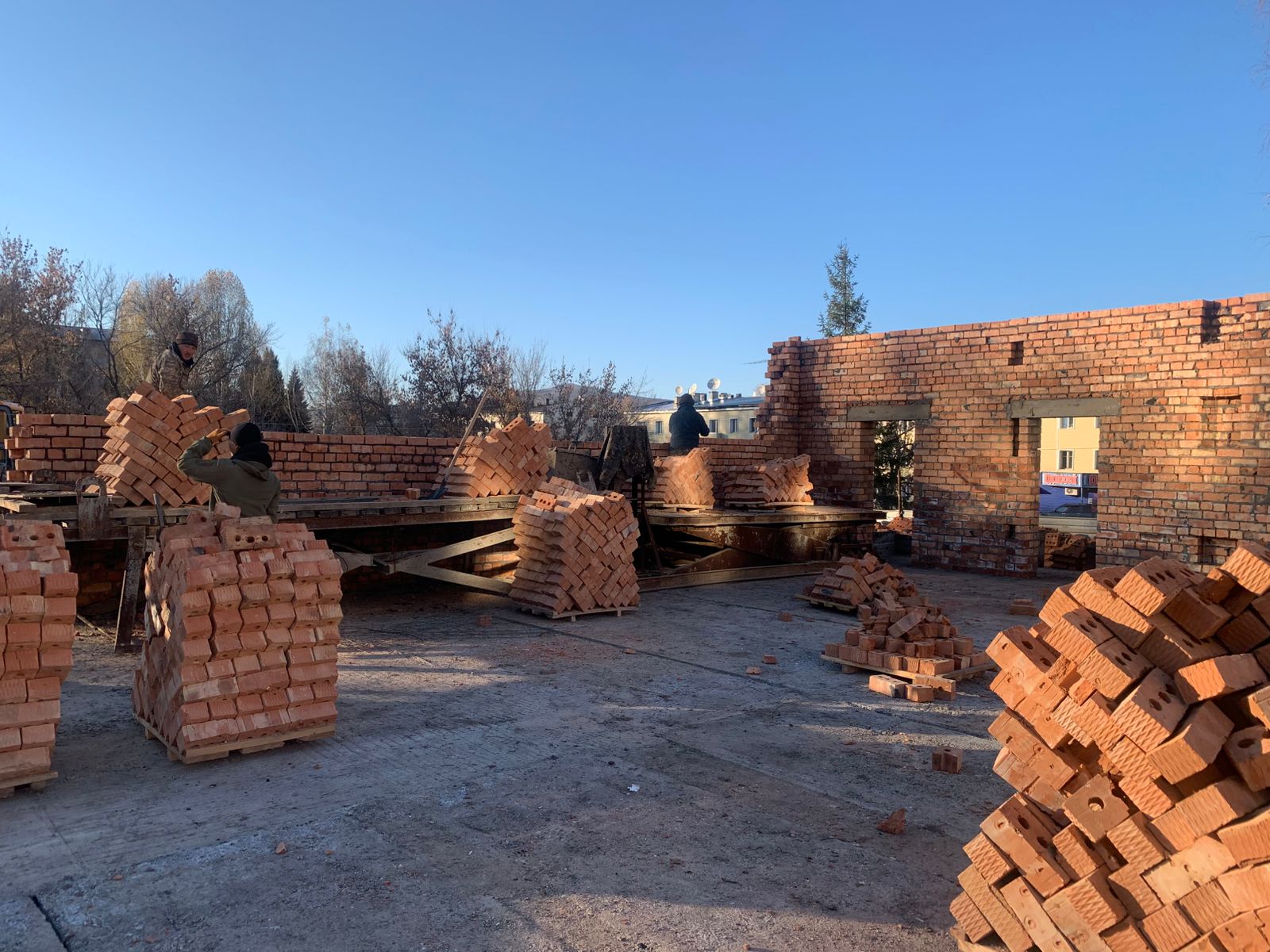 Бүгін мәслихат депутаттары Қоғамдық кеңес мүшелерімен бірге магниттік-резонанстық томография (МРТ) ғимараты салынып жатқан құрылыс алаңына барды