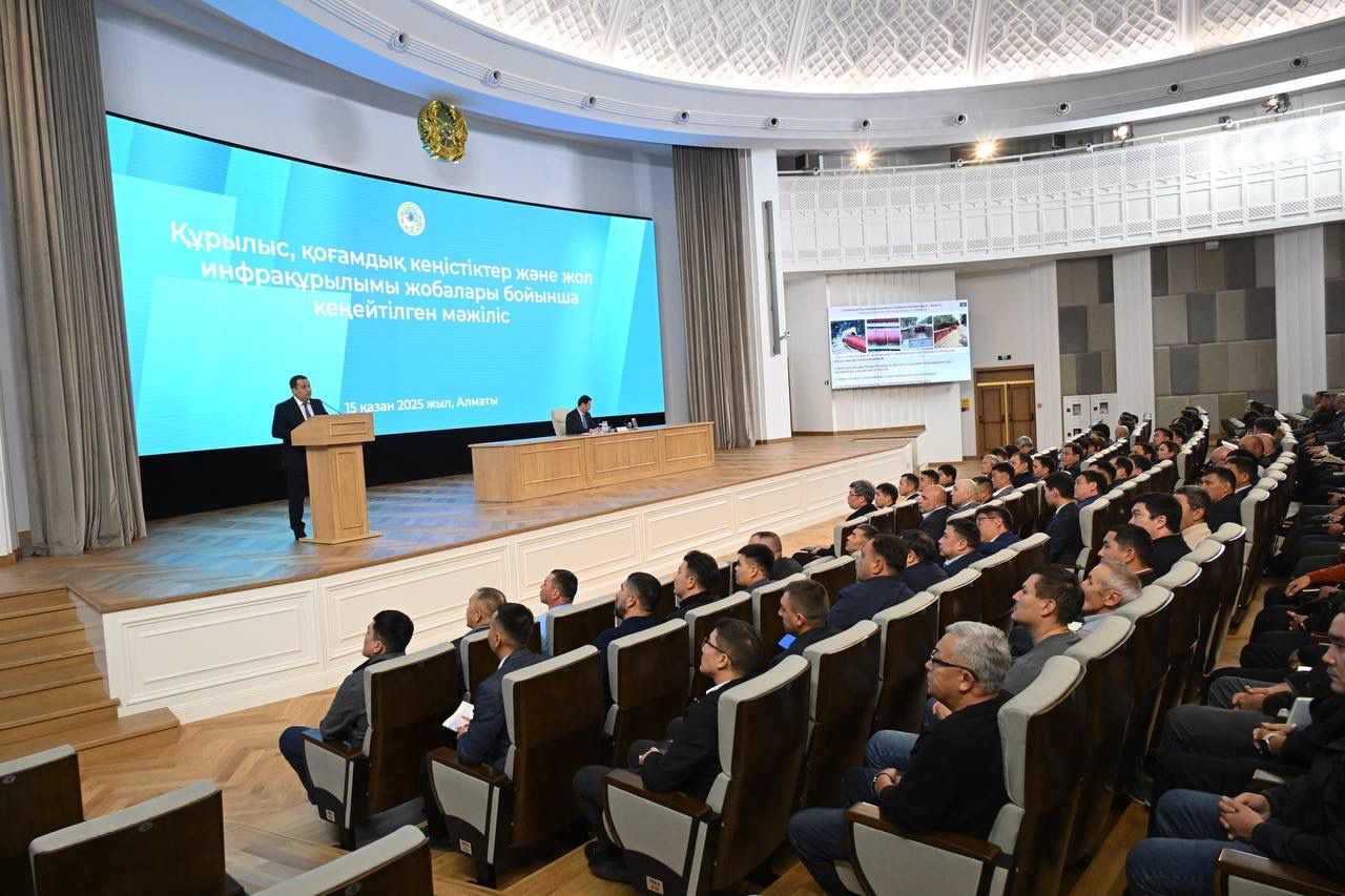 «Бір нысанды бітірмей жатып, жаңасына кіріседі»: Алматы әкімі мерзімді кешіктіргені үшін мердігерлерді сынға алды