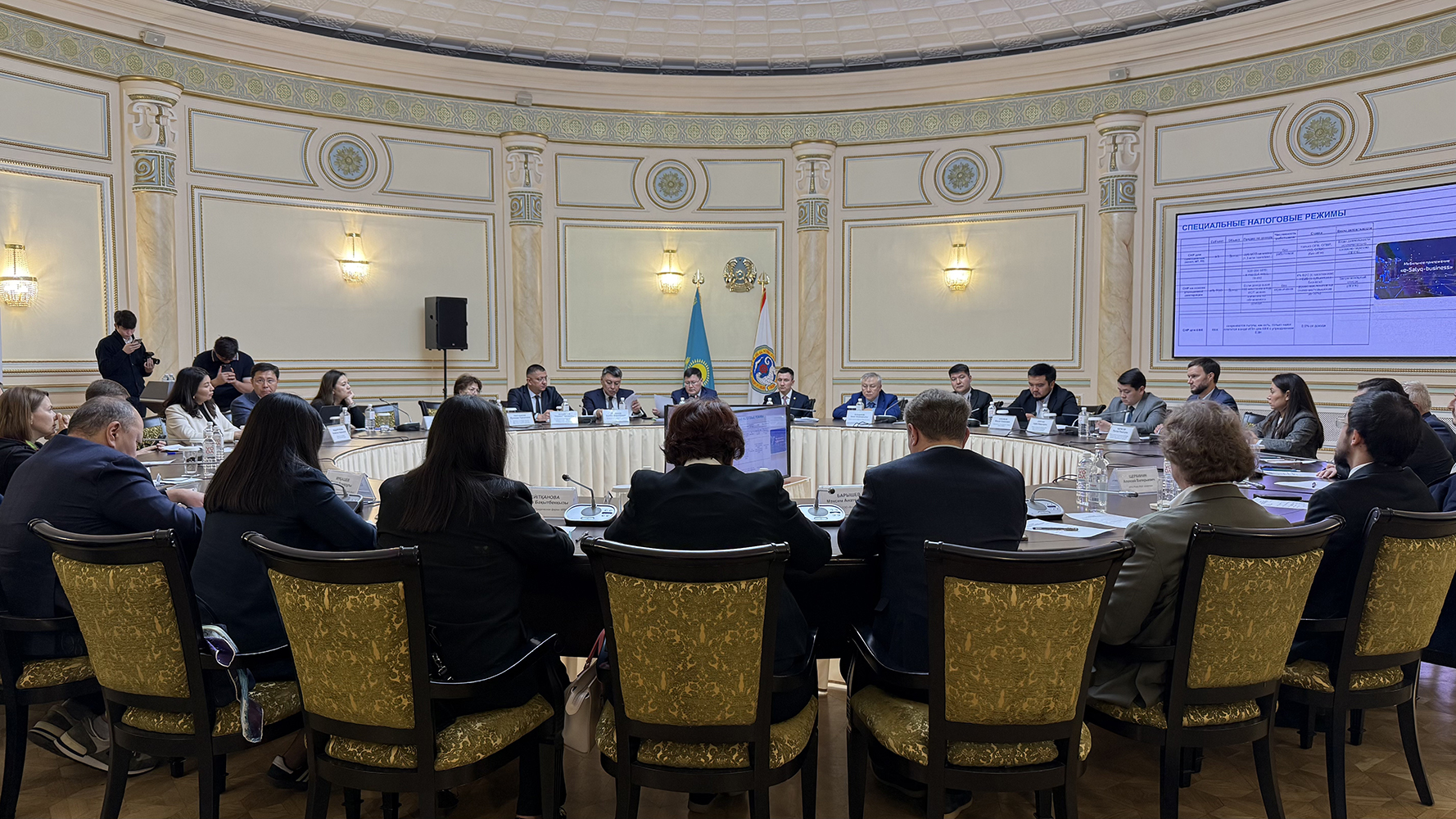 Экономикалық саясатты, соның ішінде жаңа Салық кодексінің нормаларын түсіндіру жөніндегі кездесу