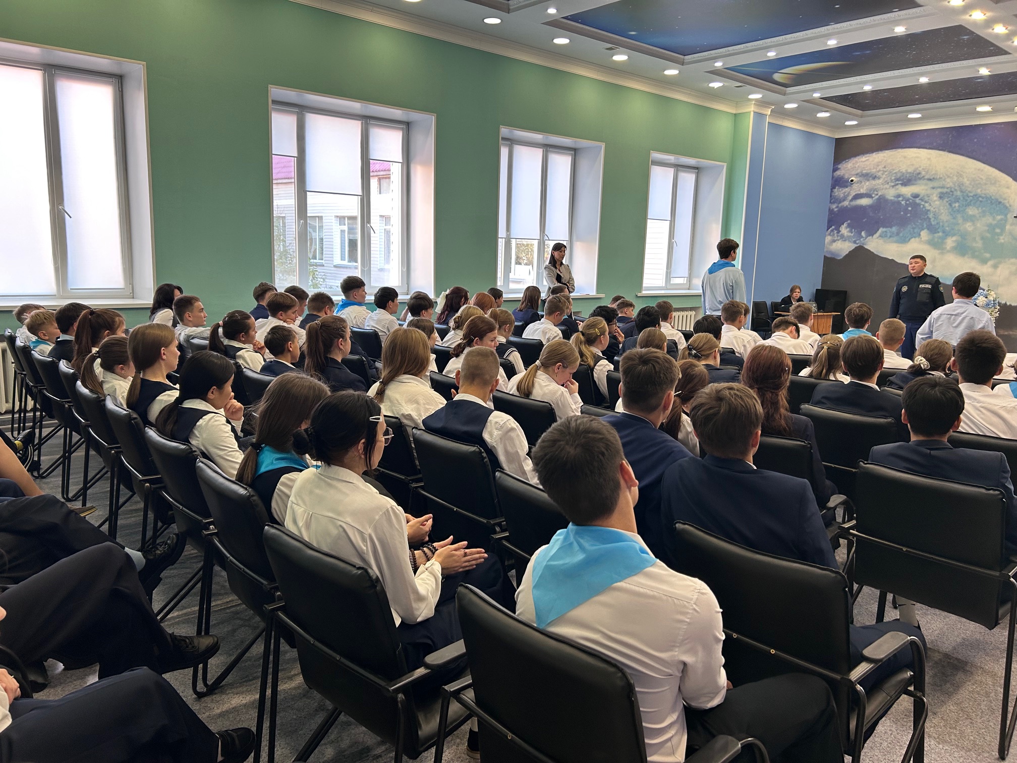 Родина ауылдық округінің учаскелік инспекторы, полиция капитаны Ернар Абаевич Жұмабеков оқушылармен кездесу өткізді