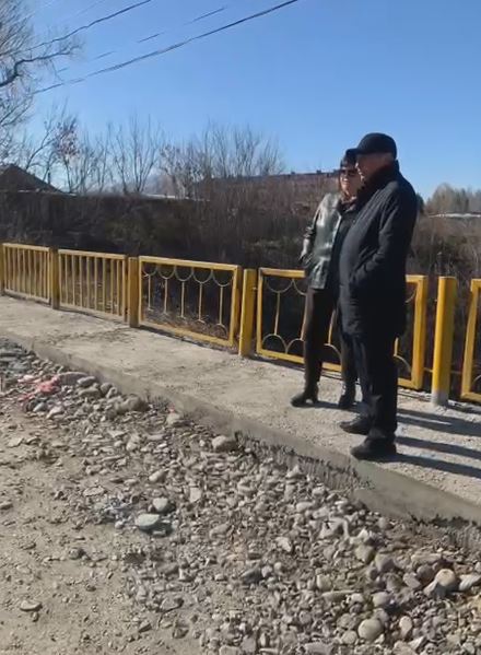 Мәслихат депутаттары, Қоғамдық кеңес өкілдері, Алтай қаласының әкімі және «ТКШ, жолаушылар көлігі және автомобиль жолдары бөлімі» мемлекеттік мекемесінің басшысы Рабочая көшесіндегі көпірде жүргізіліп жатқан жол жұмыстарының барысымен танысты.