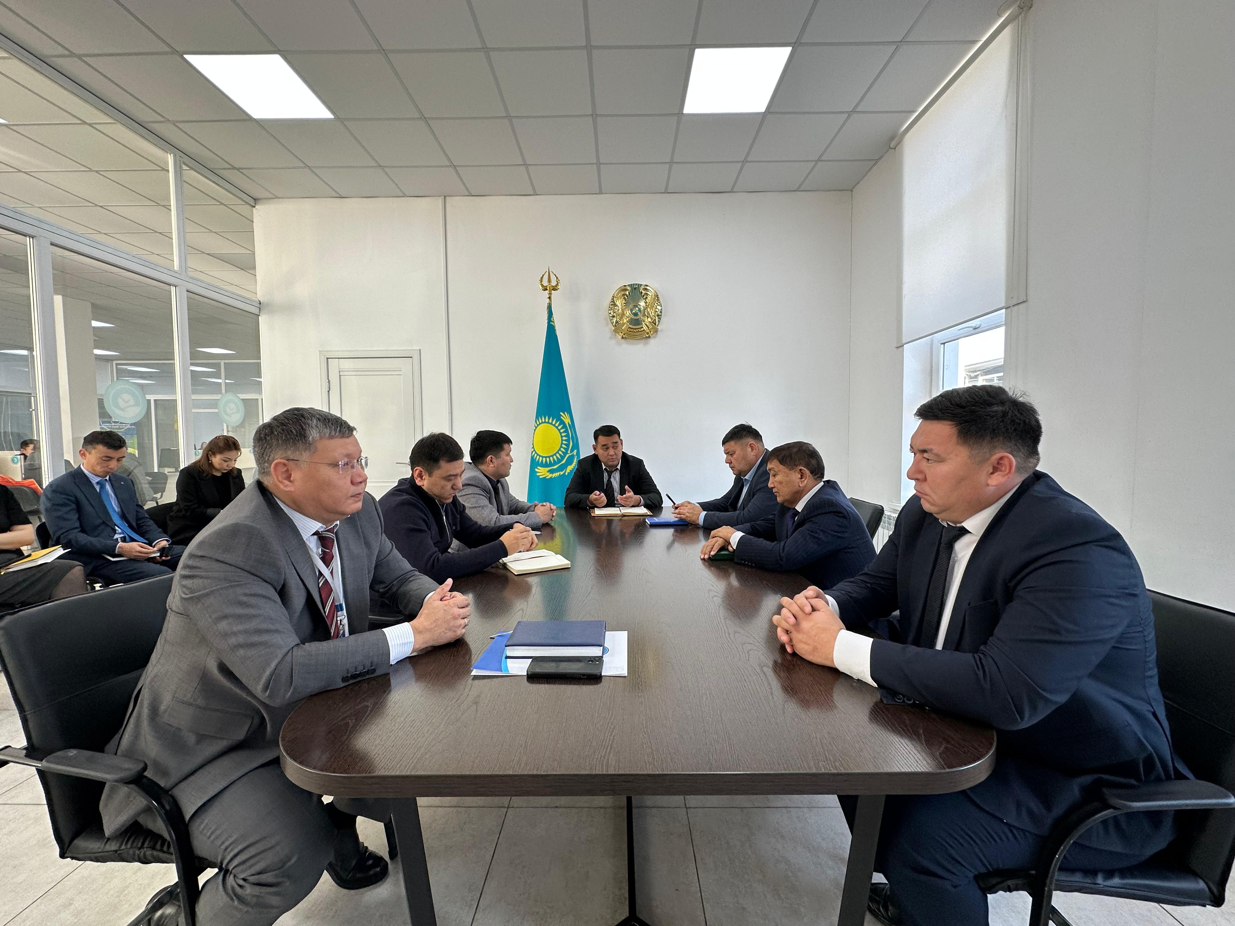 Руководитель аппарата акима города Косшы, уполномоченный по этике Нурсултан Мухаметкалиев провел разъяснительную работу для государственных служащих по вопросам соблюдения норм этики, служебного поведения и укрепления антикоррупционных ценностей