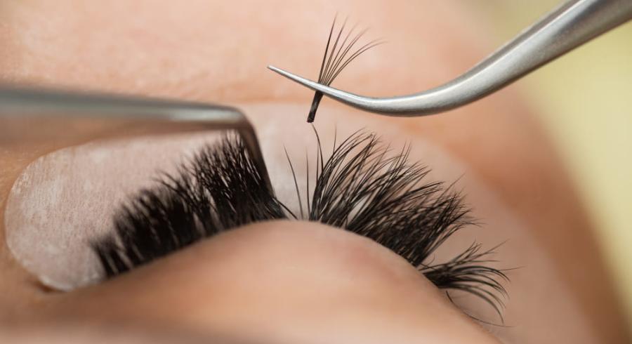 Кішкентай жопадағы үлкен семіз әтеш бір қыз үстел үстінде шешініп жатыр