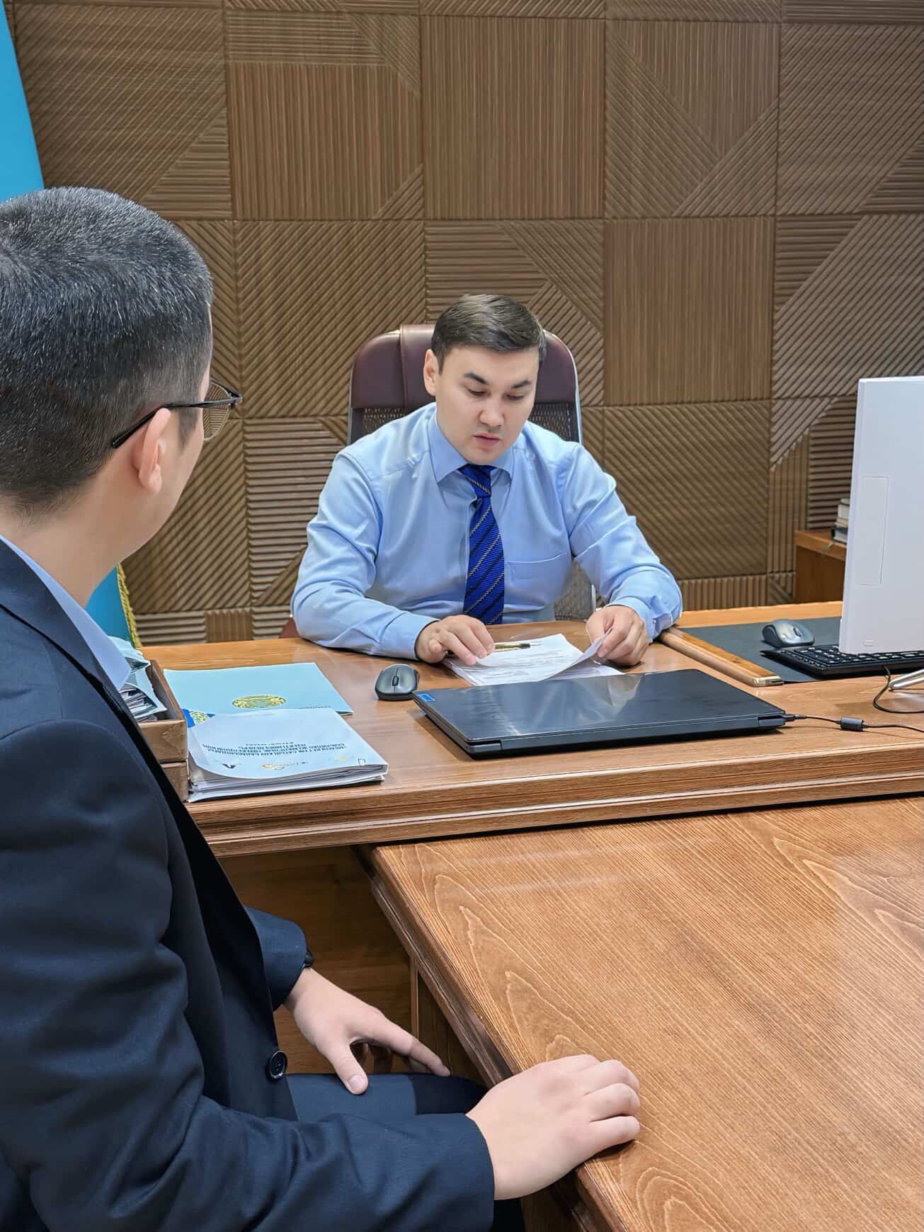Атырау облысы Әділет департаментінің басшысы А.Н. Каримов мемлекеттік қызметке іріктеудің жаңа жүйесі арқылы мемлекеттік қызметке алғаш қабылданған Департаменттің Сот орындаушыларының қызметін реттеу және бақылау бөлімінің жетекші маманының м.а. лауазымына қабылданған Д.Р. Руслановты қабылдады