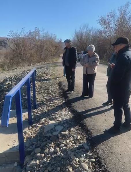 Алтай ауданы&nbsp;мәслихатының&nbsp;депутаттары, Қоғамдық&nbsp;кеңес&nbsp;өкілдері&nbsp;және Алтай қаласының&nbsp;әкімі С.В. Охременко&nbsp;Грехово&nbsp;кентіндегі&nbsp;автокөлік&nbsp;жолындағы су өткізу&nbsp;құрылғысын&nbsp;қарап&nbsp;шықты.