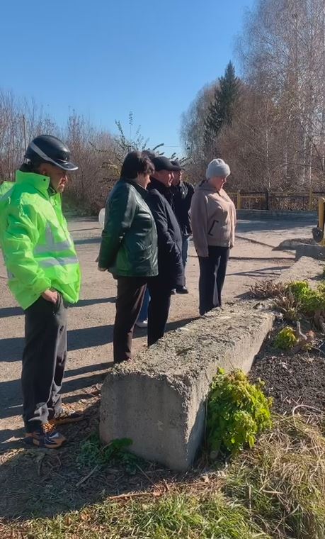 Алтай ауданы мәслихатының депутаттары Қоғамдық кеңес мүшелерімен, Алтай қаласының әкімімен және "Тұрғын үй-коммуналдық шаруашылығы, жолаушылар көлігі және автомобиль жолдары бөлімі" мемлекеттік мекемесінің басшысымен бірге Гастелло көшесіндегі автокөлік көпірінің ағымдағы жөндеу жұмыстарының барысын бақылау мақсатында көшпелі мониторинг жүргізді.