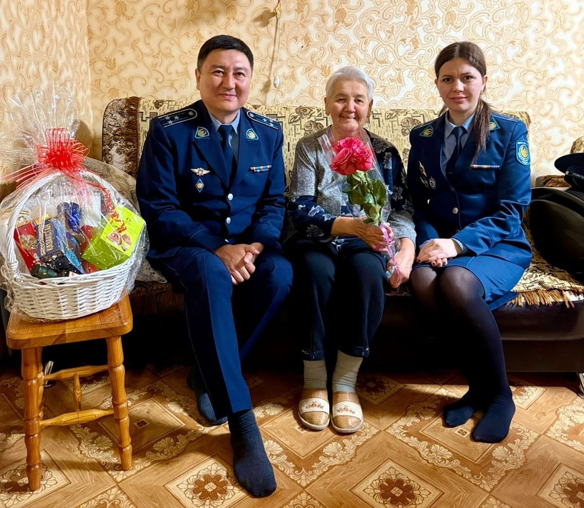 Көші-қон қызметінің қызметкерлері ардагер әріптестерін Қарттар күнімен құттықтады