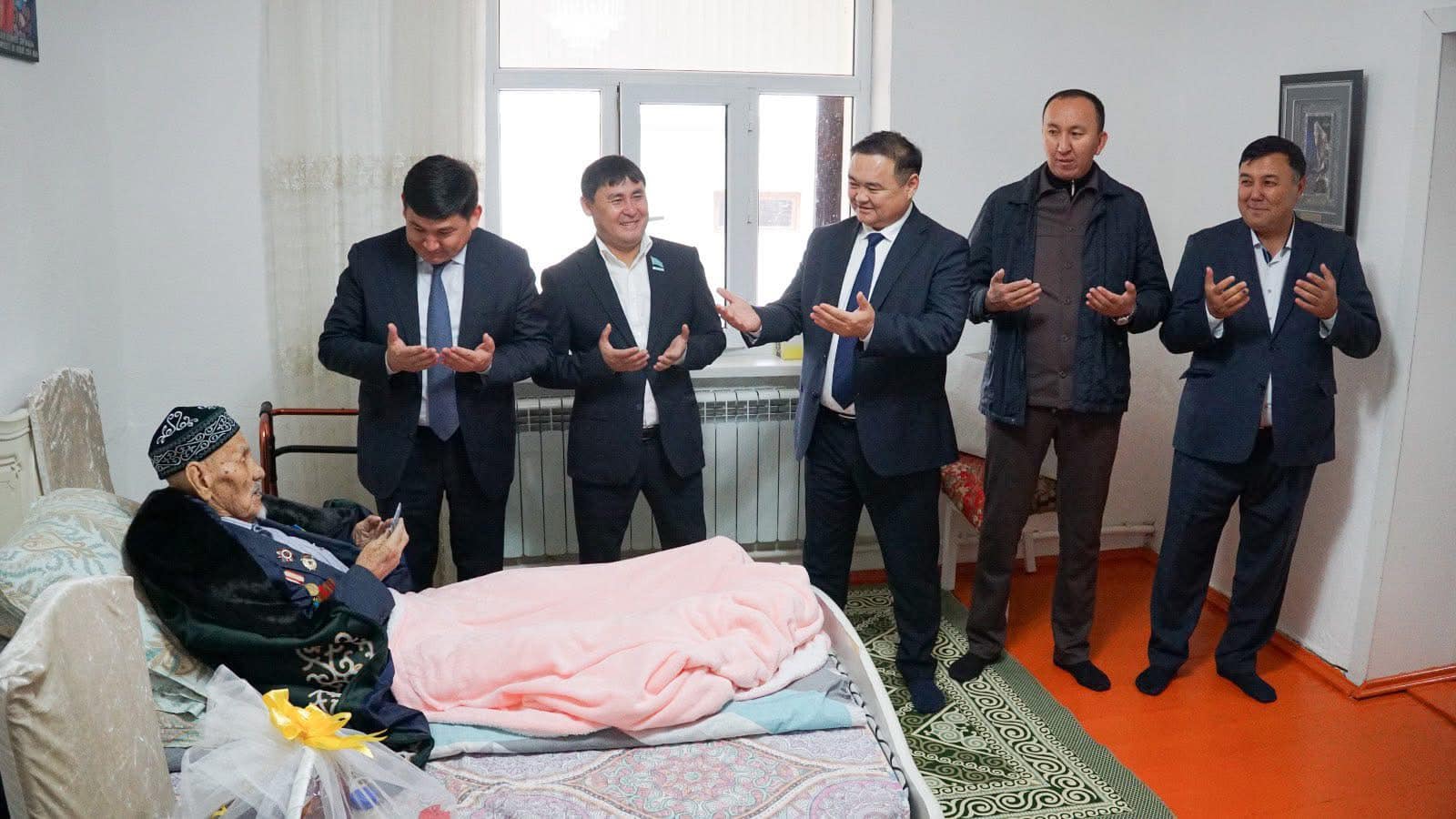 В ЧЕСТЬ МЕЖДУНАРОДНОГО ДНЯ ПОЖИЛЫХ ЛЮДЕЙ ЧЕСТВОВАЛИ ВЕТЕРАНА ВЕЛИКОЙ ОТЕЧЕСТВЕННОЙ ВОЙНЫ КАЛМЕНА МУРАТОВА