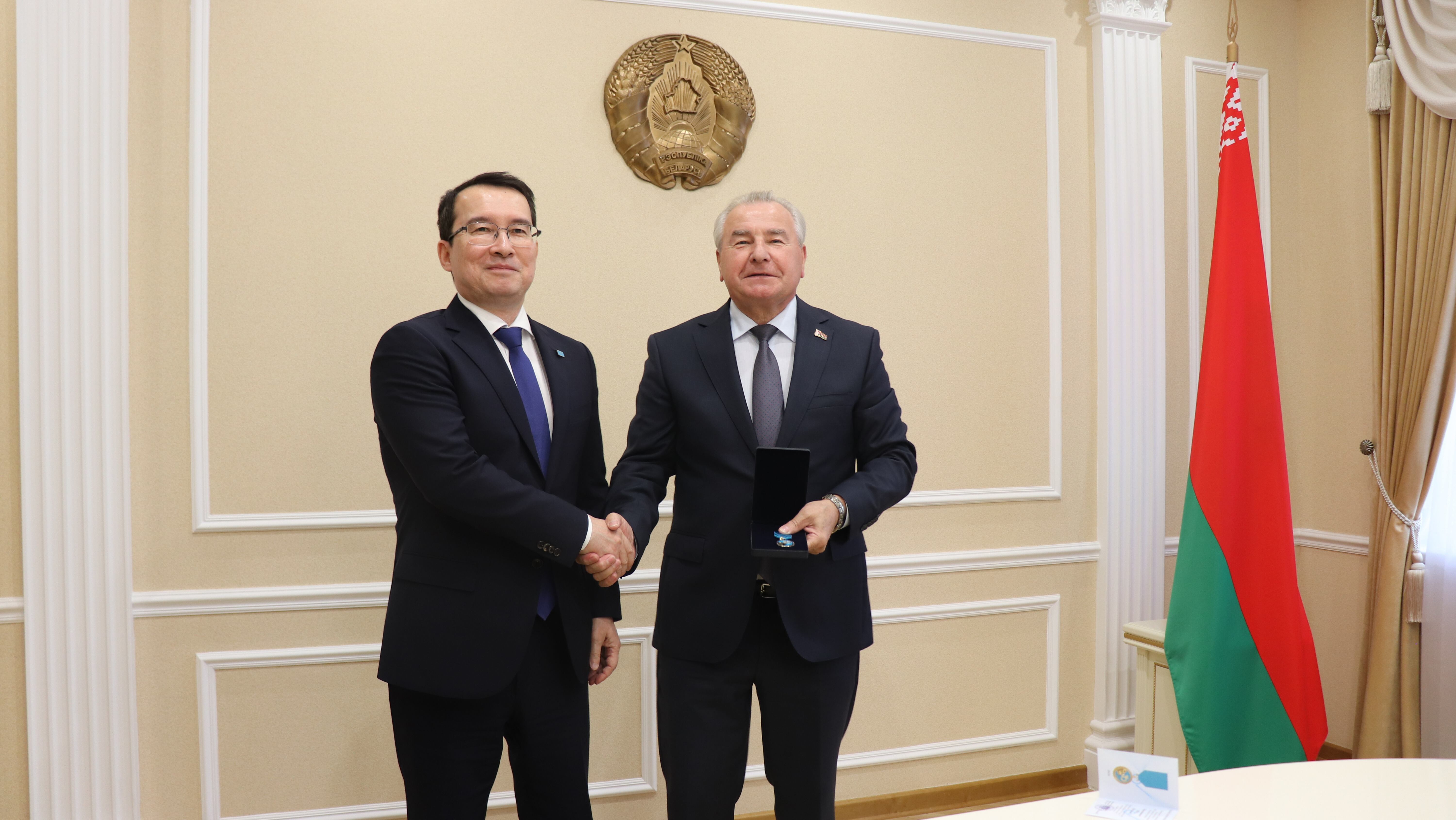 Посол Казахстана в Беларуси Т.Жаксылыков вручил Председателю Конституционного Суда Республики Беларусь П.Миклашевичу юбилейную медаль «30 лет Конституции Республики Казахстан»