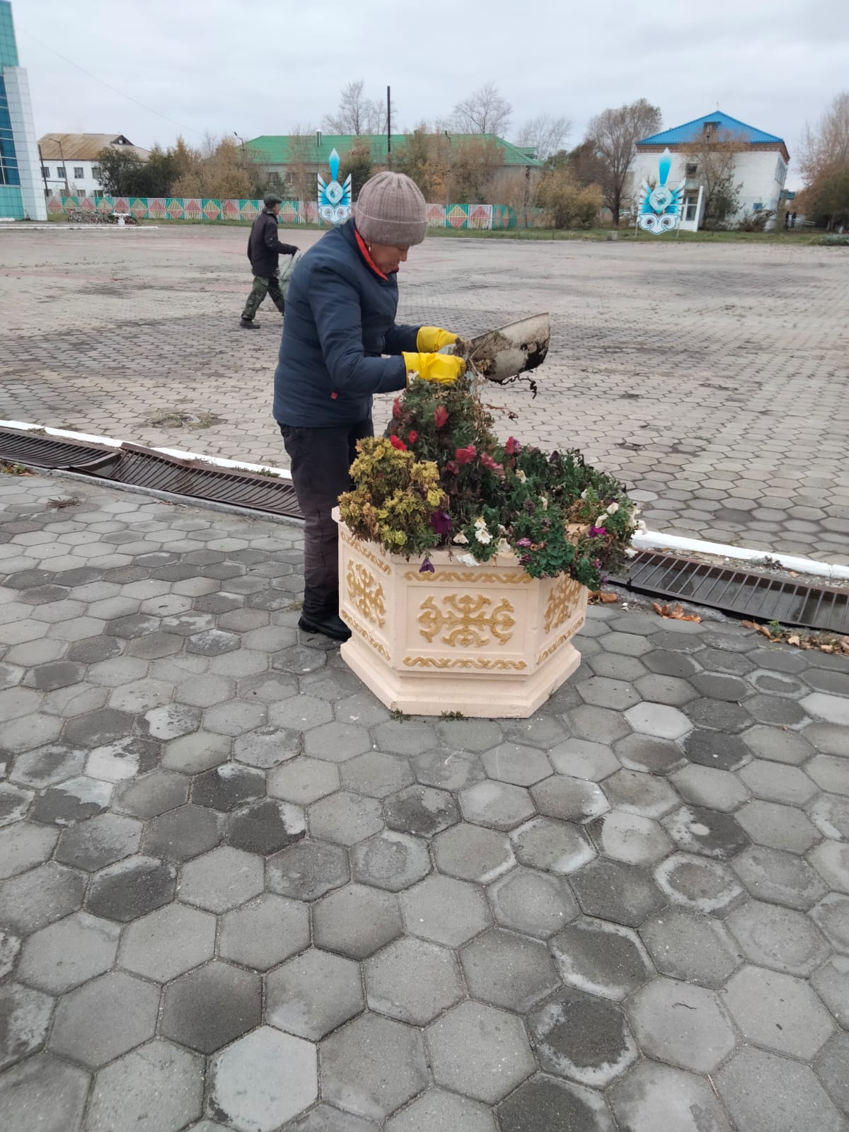 Уборка цветочных клумб.